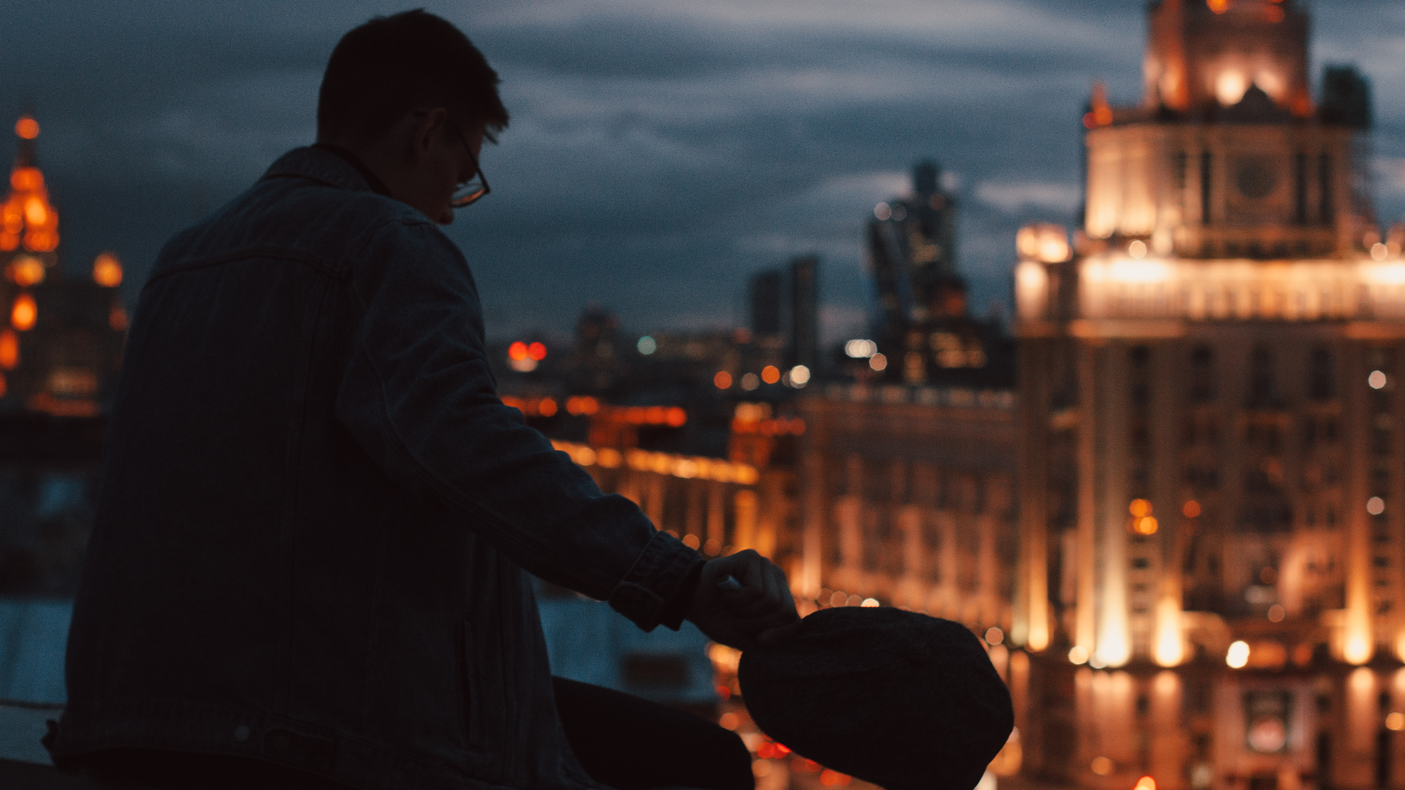Ночные подработки в москве для мужчин. На крыше. Фотосессия на крыше. Крыша ночью. Прогулка по крышам Москвы.
