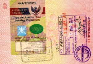 Такую наклейку вклеивают в паспорт по прилету в Индонезию