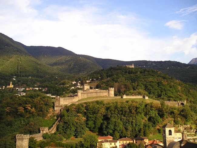 Над старым городом, возведенном в домбардском стиле, возвышается замок Кастелгранде (12-13 век, расположен на западном холме, ныне занят тюрьмой и арсеналом кантона), а к востоку от него находится Монтебелло (13-15 вв) - один из самых карсивых замков Швейцарии. Высоко в горах затерян третий замок - Сассо Корбаро (15 в).