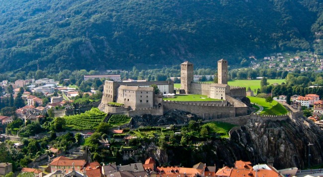 Беллинцона - столица кантона Тичино на юге Швейцарии - город трех замков. Все замки включены в список всемирного наследия Юнеско.
