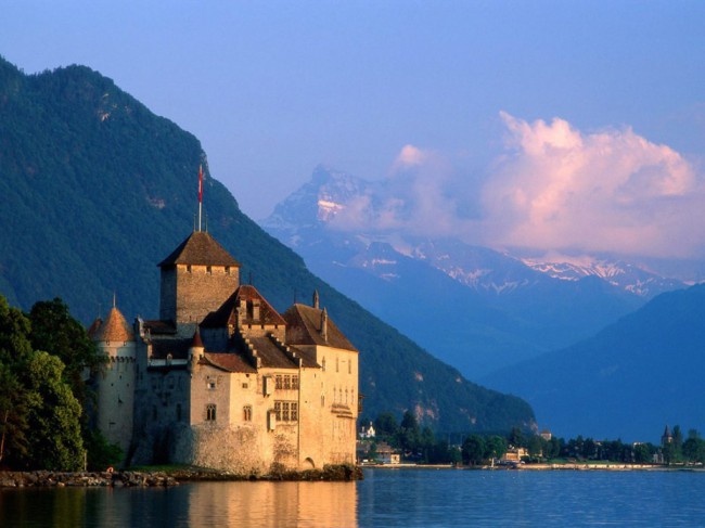Шильонский замок (Château de Chillon) расположен на берегу Женевского озера, в 3 км от города Монтрё (Montreux) в Швейцарии в кантоне Во (Vaud).
