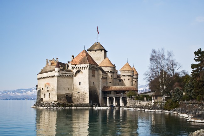 В Швейцарии нет другого исторического сооружения более известного во всем мире, чем Шильонский замок.