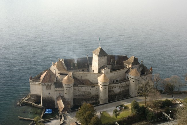 Средневековая бастилия c высоты птичьего полета напоминает военный корабль, пришвартованный у берега Женевского озера
