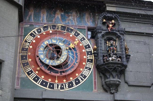 В 1530 г. на башне были установлены часы работы Каспара Брюннера. Наступление каждого часа сопровождает небольшое представление: четырехминутное шествие механических фигур, в том числе медведя (символа города) и поющего петуха.