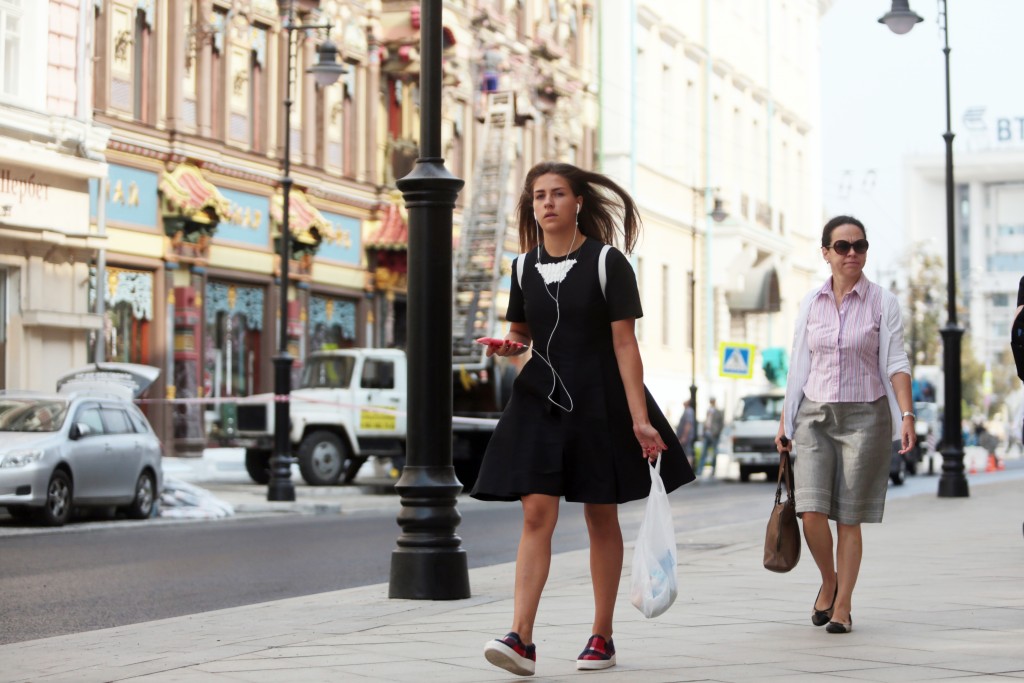 Пешая прогулка по центру. Пешеходы в центре Москвы. Москва пешие прогулки. Фотосессия городская прогулка в Москве. Пешеходы на городских улицах Москвы.