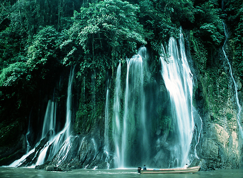 Монументальный водопад