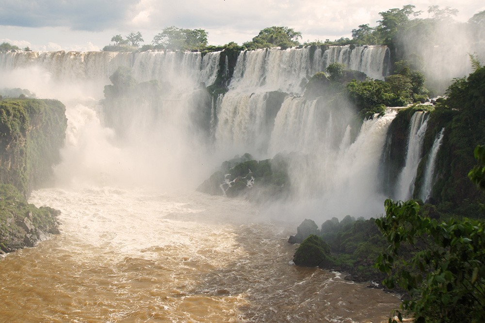 В Бразилии можно заглянуть в Глотку Дьявола — это один из самых больших водопадов Игуасу на границе Бразилии и Аргентины