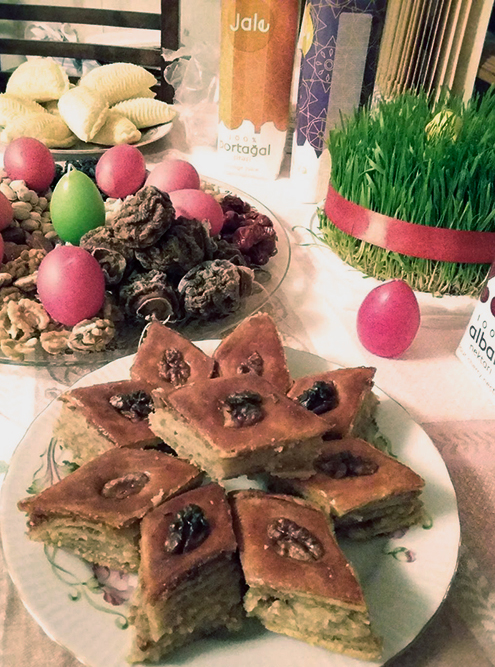 Сладости на празднике Новруз: на переднем плане бакинская пахлава, на заднем — шекербура