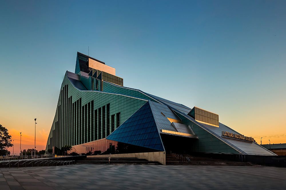 Маршрут кораблика проходит мимо здания Латвийской национальной библиотеки. В Риге ее называют Замком света. В ней хранится 4 миллиона книг