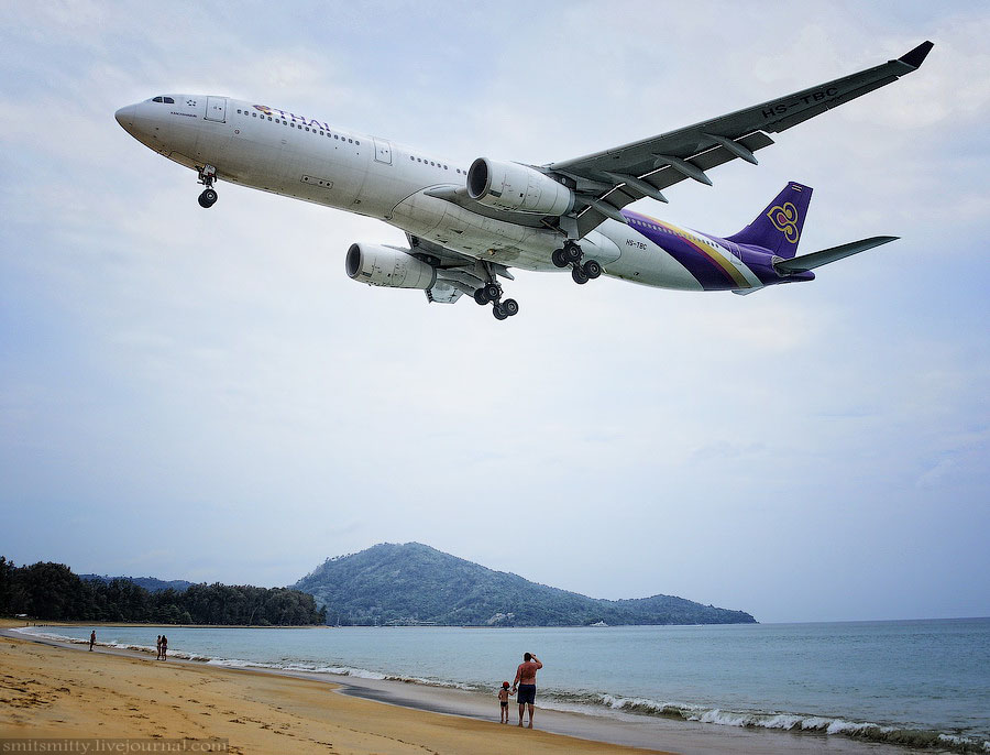 Россия тайланд самолет. Самолет в Тайланд. Пляж в Тайланде с самолетами. Тайланд самолет над пляжем. Пхукет остров с самолета.