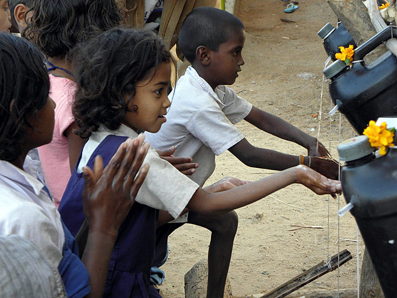 В Индии моют руки перед едой