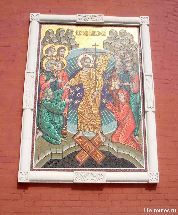 На Воскресенских воротах со стороны Красной площади находится икона Воскресения Христова