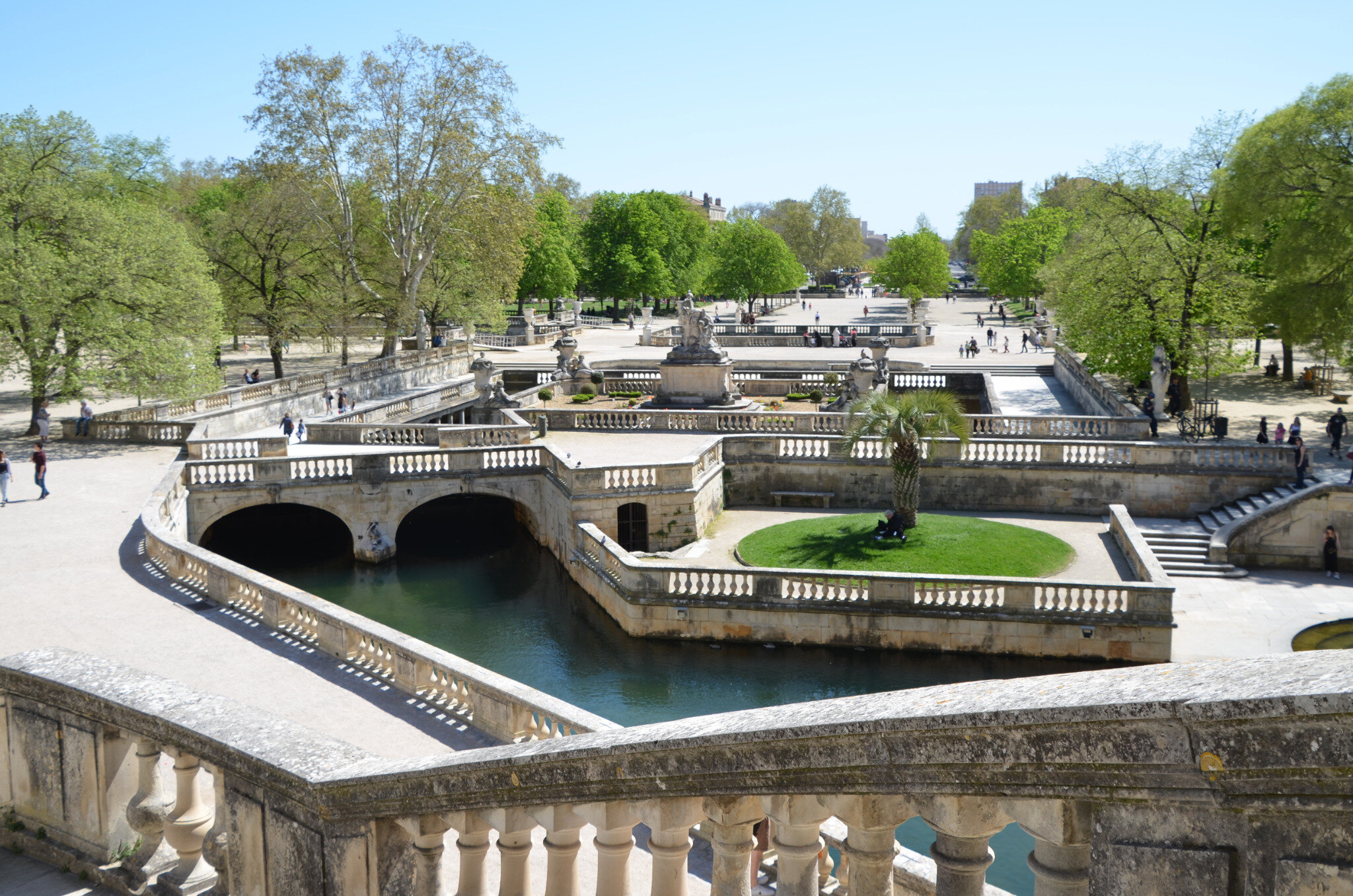 Ним франция. Парк Жарден де ля Фонтен. Леон город Франция амфитеатр. La Fontaine Capri. УЭ-ла-Фонтен.