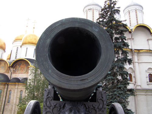 Царь-пушка в Москве: вид на дуло