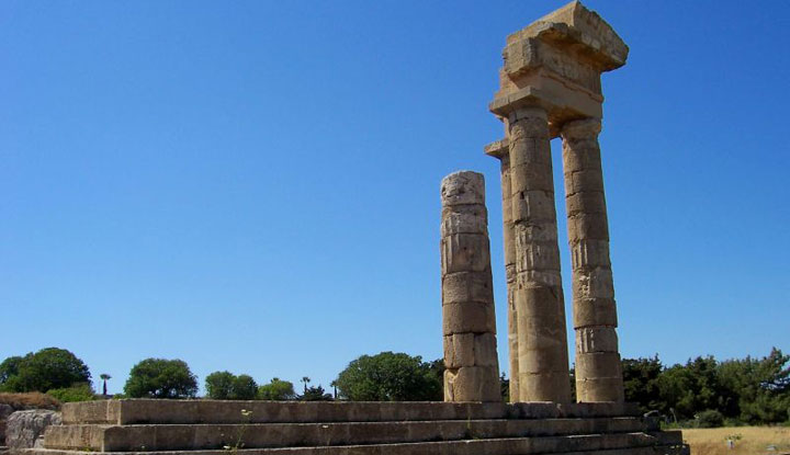 Руины храма Аполлона в Родини парке.