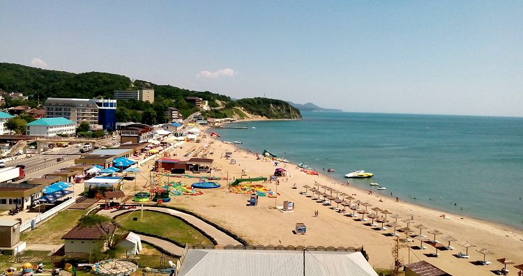 Пляжи поселка Лермонтово одни из самых популярных в данном регионе