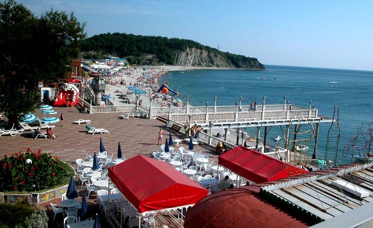 Отличный пляж Ольгинки дополняет красивая курортная Набережная