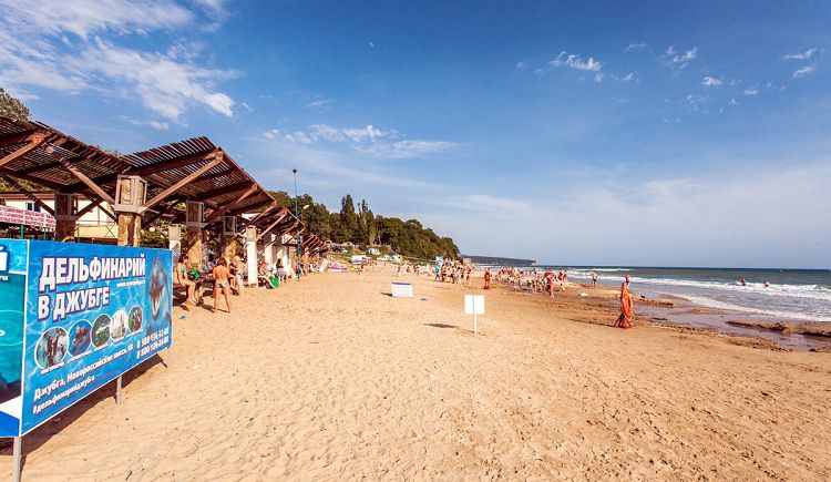 Пляж "Золотой берег", пожалуй, самый популярный в Туапсинском районе