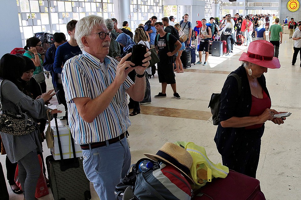 Иностранцы выстроились в очереди в аэропорту острова. Фото: REUTERS