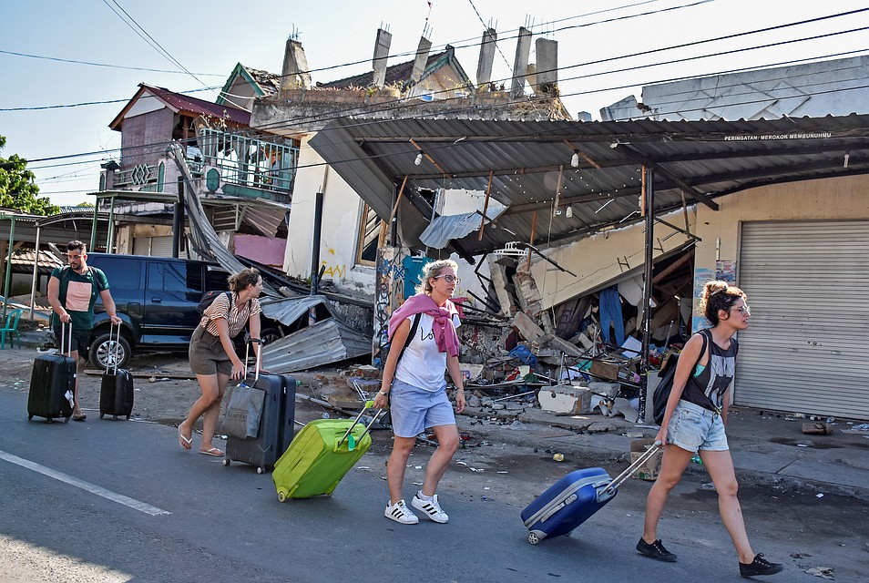 Туристы покидают остров после землетрясения. Фото: REUTERS