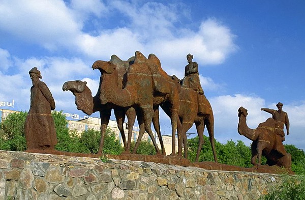 Монумент в честь Великого шелкового пути в Самарканде