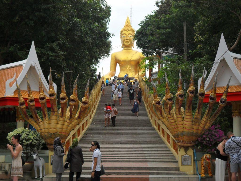 Лестница, ведущая к большому Будду в Паттайи