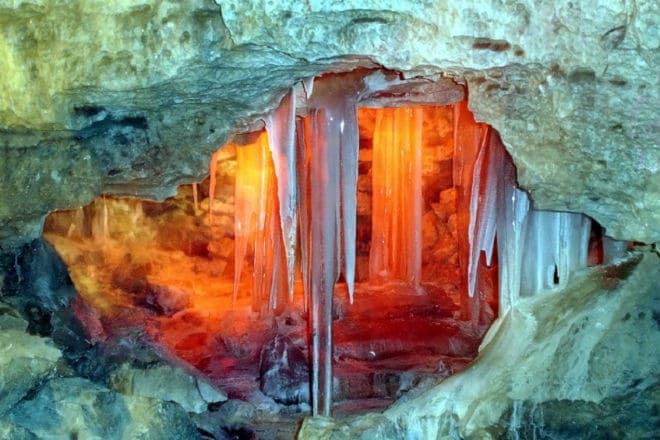 Сталактиты в Кунгурской ледяной пещере