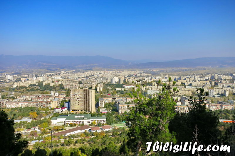 Вид на город Тбилиси с мемориала ”История Грузии”