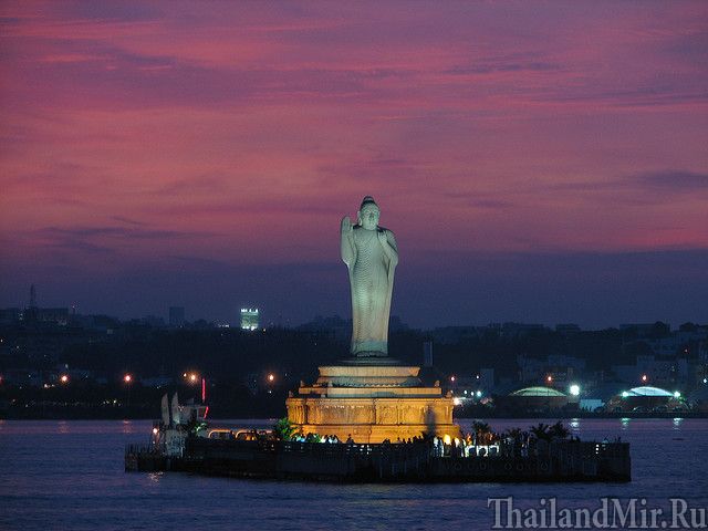10. Статуя Будды на озере Хусейн Сагар