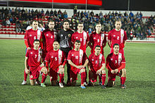 Les joueurs en maillot rouge posent avant un match en Estonie