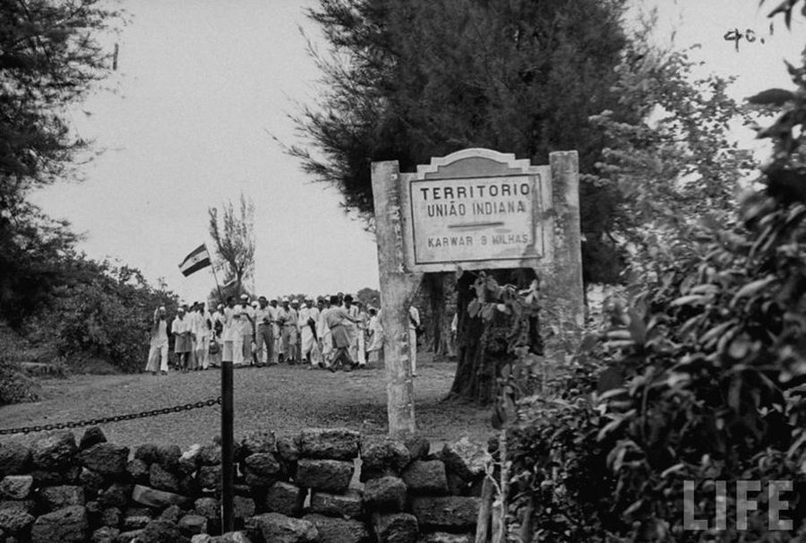 ​Демонстранты на границе Гоа, 1955 год - Конец Португальской Индии 