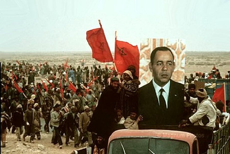 ​Участники «Зелёного марша» с портретом короля Хасана II. 1975 год - Западная Сахара: страна за Стеной 