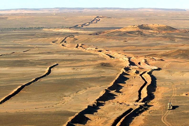 ​Стена (вид с воздуха) - Западная Сахара: страна за Стеной 
