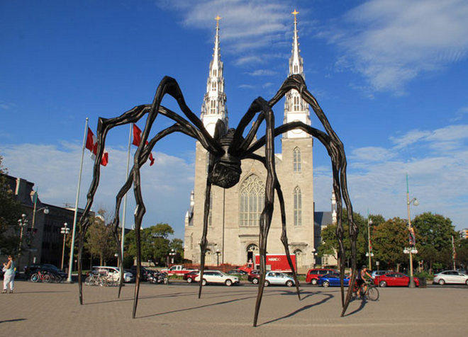 Памятник пауку в Оттаве