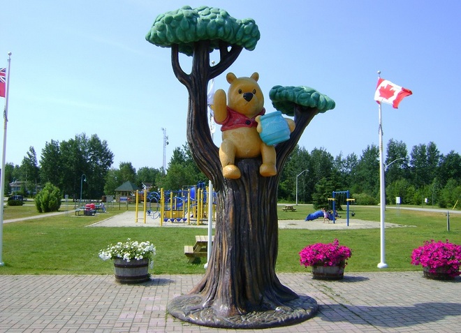Памятник Винни-Пуху в Канаде