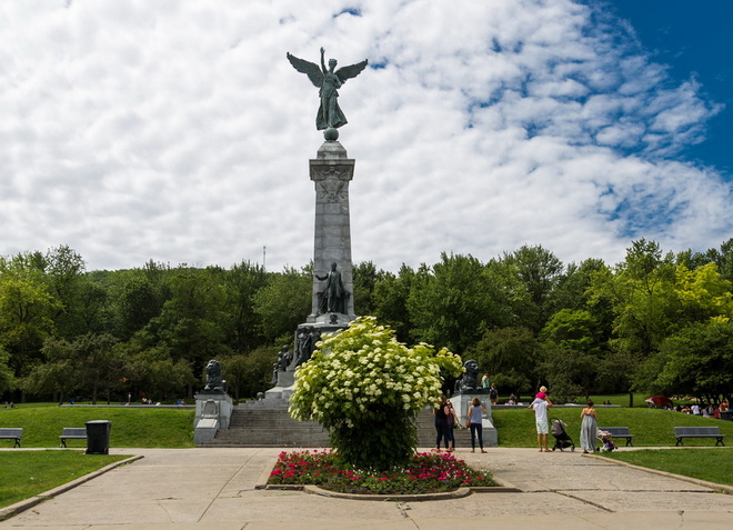Памятник Жоржу-Этьену Картье в Монреале