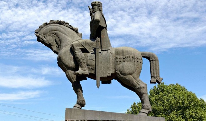 Памятник Царю Вахтангу Горгасали