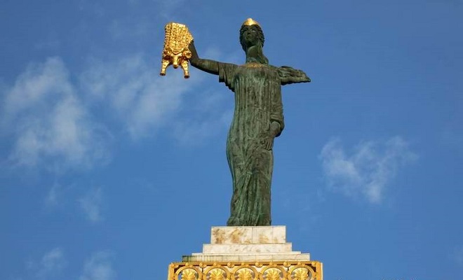 Статуя Медеи с Золотым Руном