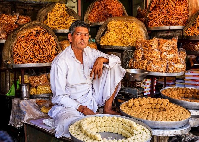 Продавец на индийском рынке