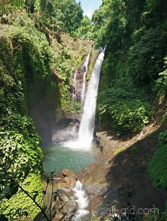 водопад Алинг-Алинг ((Aling-Aling Waterfall, или Air Terjun Aling-Aling)