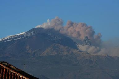 Взрывы, лава, закрытое небо: вновь проснулся вулкан Этна