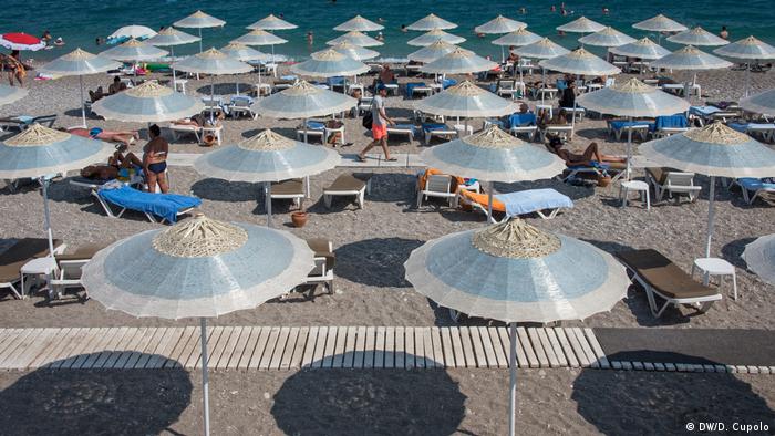 parasols on the beach of Antalya, Turkey (DW/D. Cupolo)