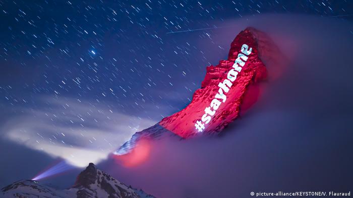 Schweiz Corona-Botschaft auf Matterhorn (picture-alliance/KEYSTONE/V. Flauraud)