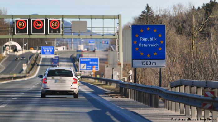 Motorway at the border crossing between Germany and Austria (picture-alliance/SvenSimon)