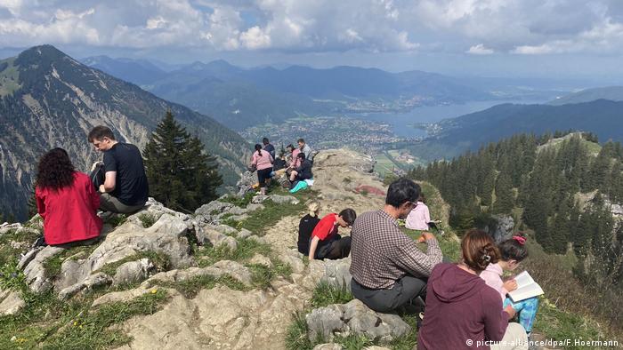 Tourists hiking in the Bavarian Alps, Rottach Egern (picture-alliance/dpa/F.Hoermann)