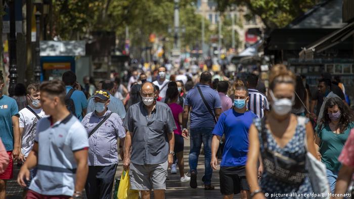 Crowded street in Barcelona, Spain (picture-alliance/dpa/E. Morenatti)