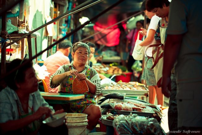 Таиланд. Рынок на железной дороге Maeklong Railway Market (12)